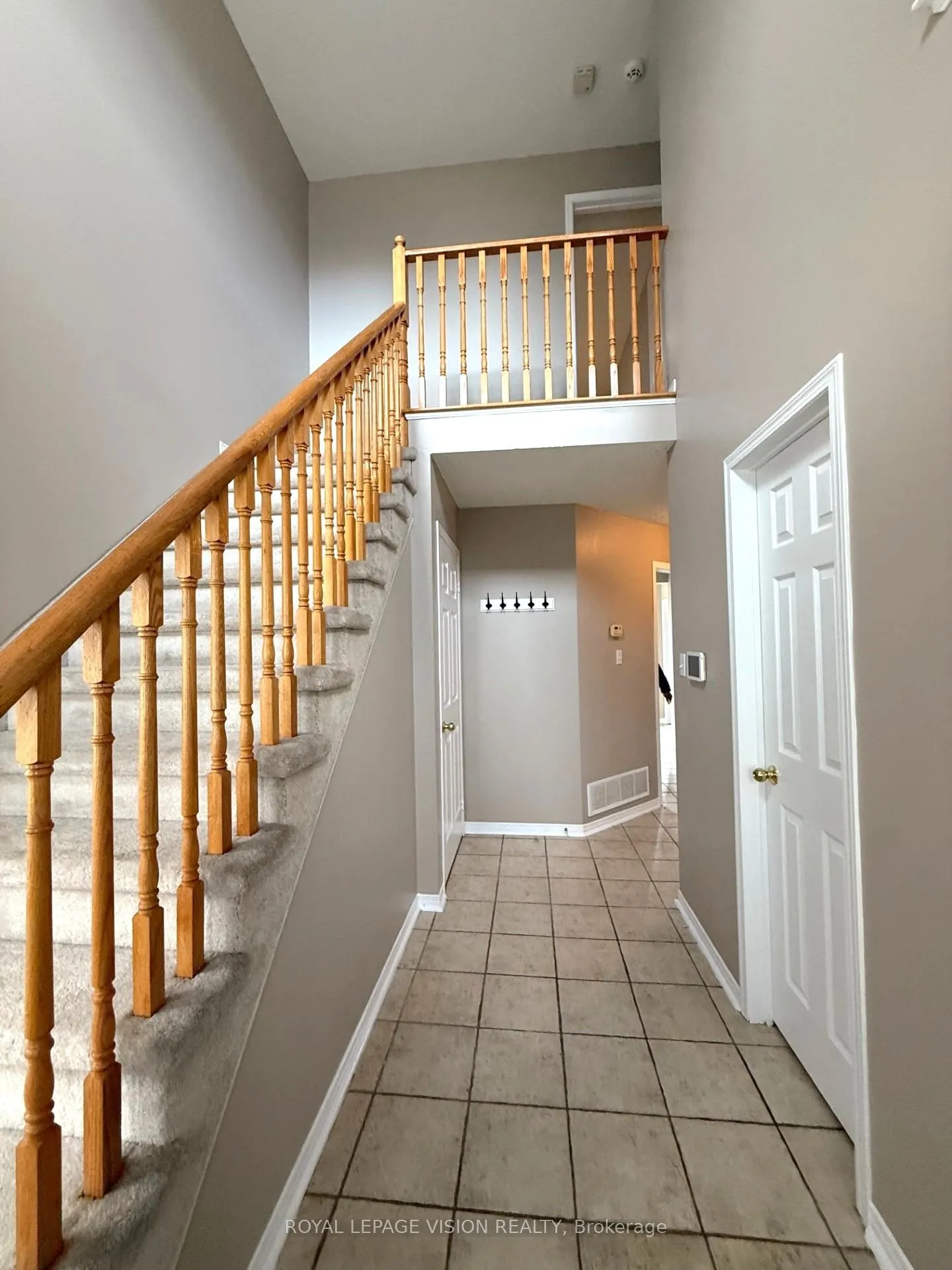 Photo 5 of 594 Flagstone Court, Oshawa, Samac — HOMEH