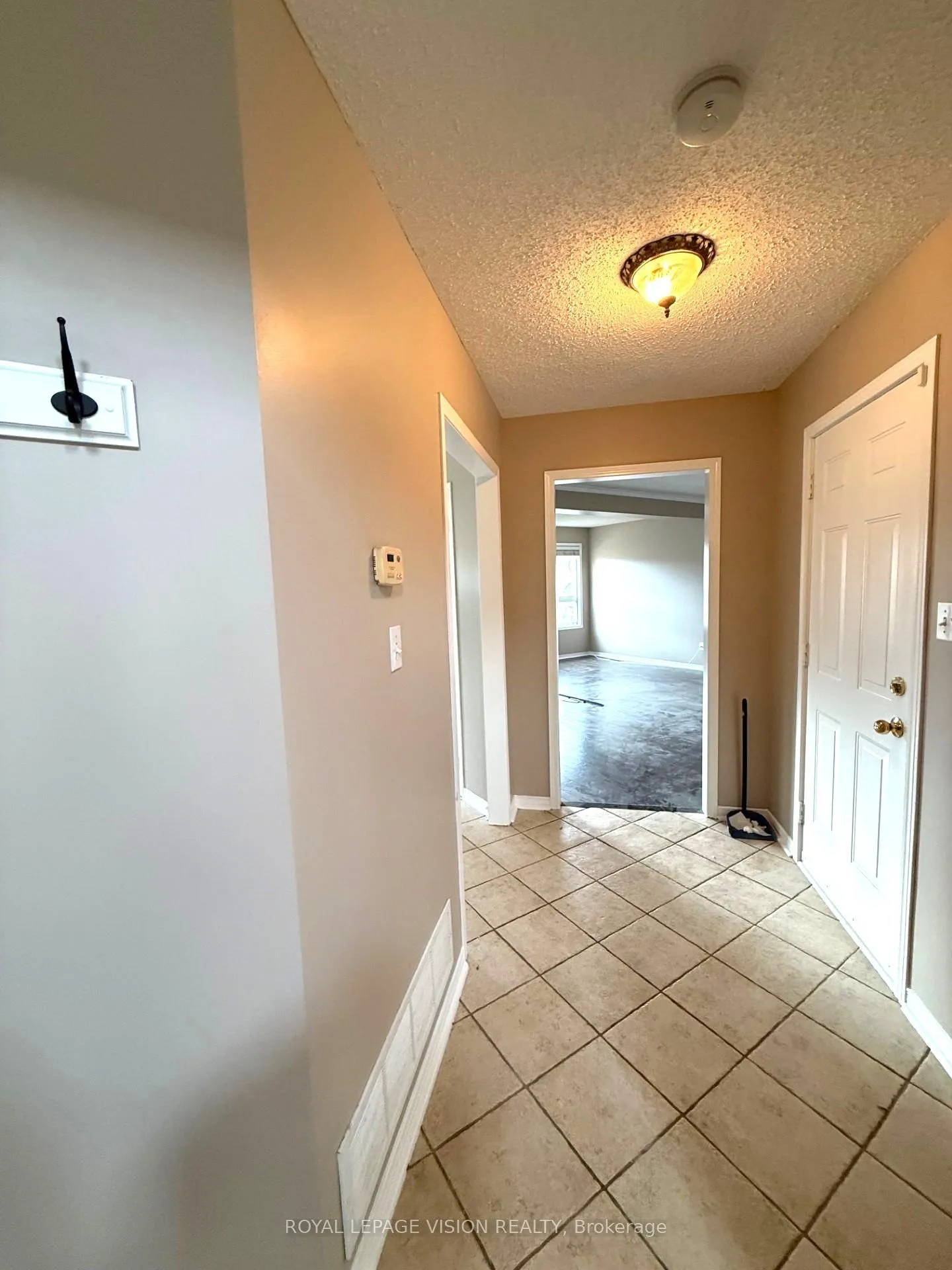 Photo 7 of 594 Flagstone Court, Oshawa, Samac — HOMEH