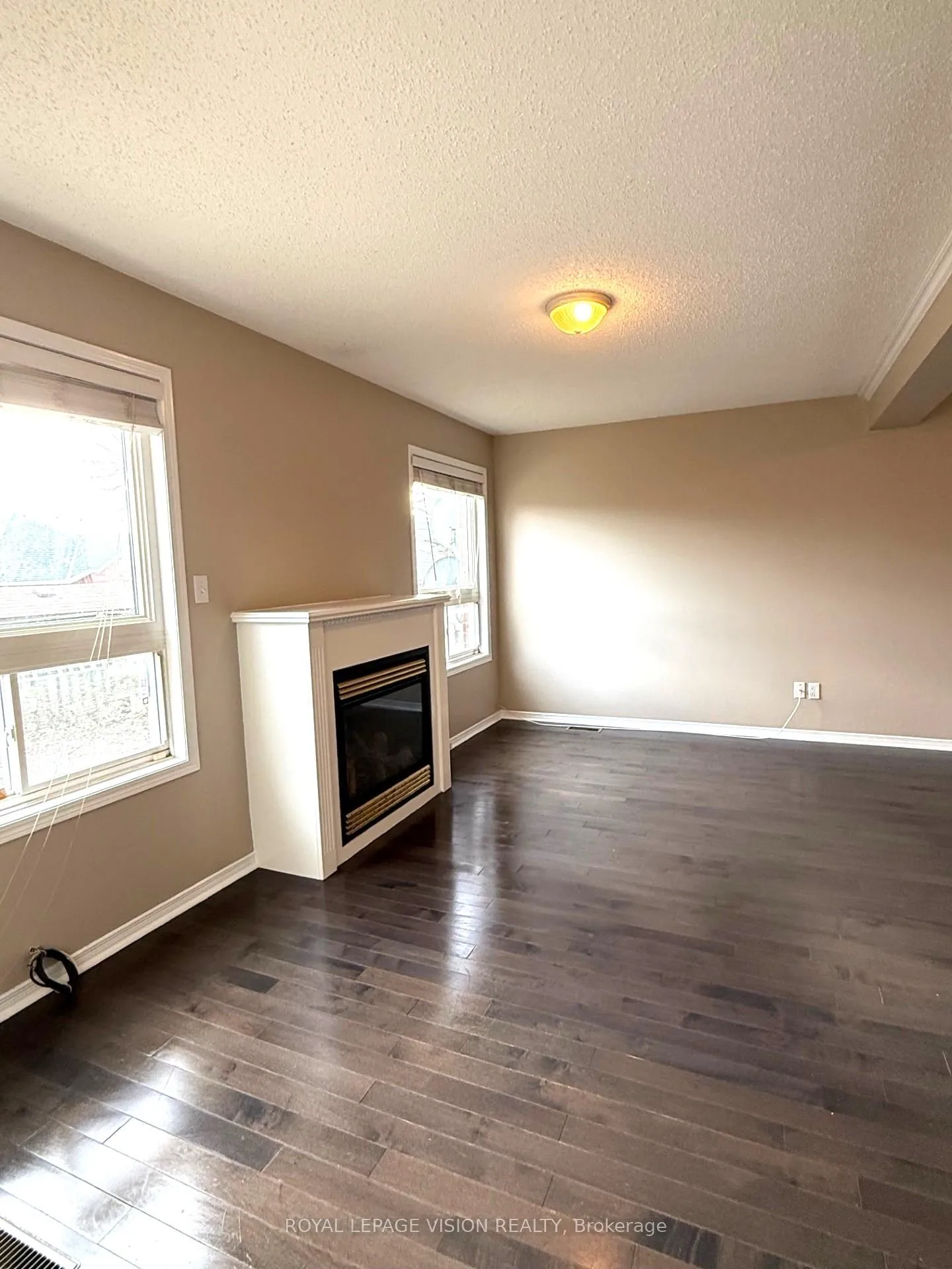 Photo 9 of 594 Flagstone Court, Oshawa, Samac — HOMEH