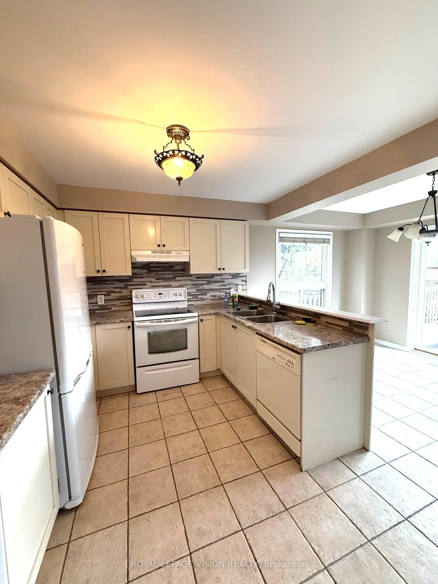 Photo 10 of 594 Flagstone Court, Oshawa, Samac — HOMEH