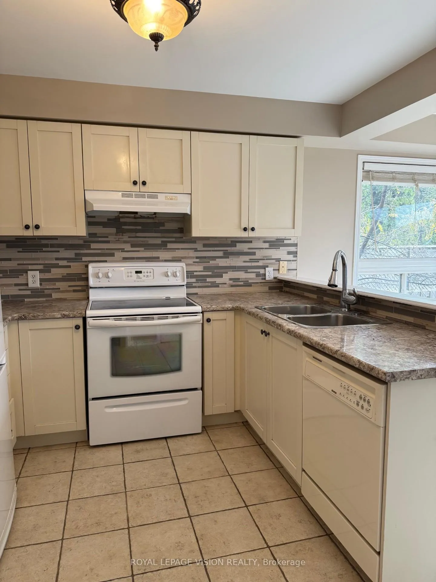 Photo 11 of 594 Flagstone Court, Oshawa, Samac — HOMEH