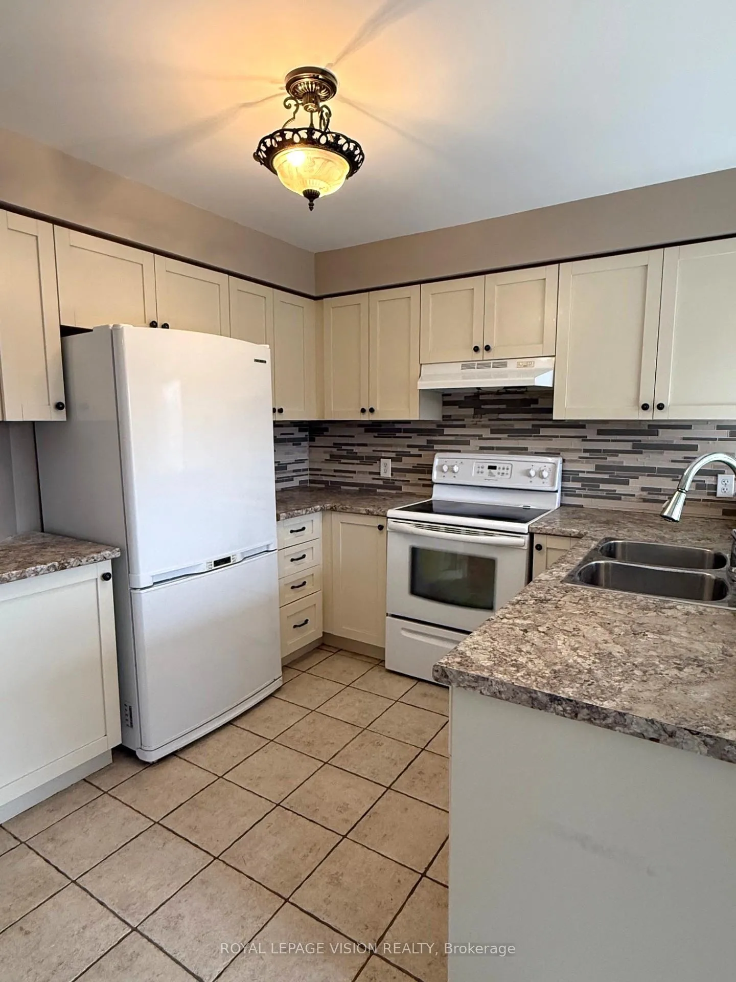 Photo 12 of 594 Flagstone Court, Oshawa, Samac — HOMEH