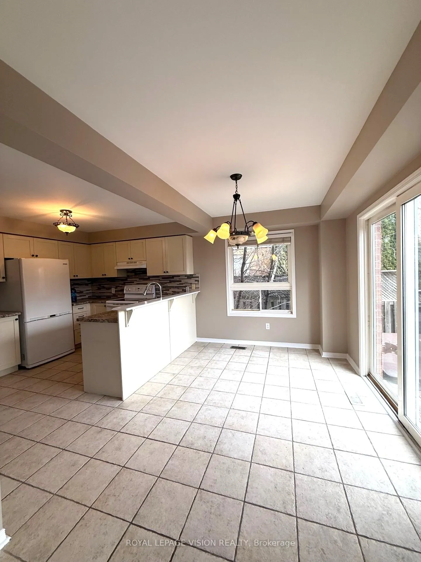 Photo 13 of 594 Flagstone Court, Oshawa, Samac — HOMEH