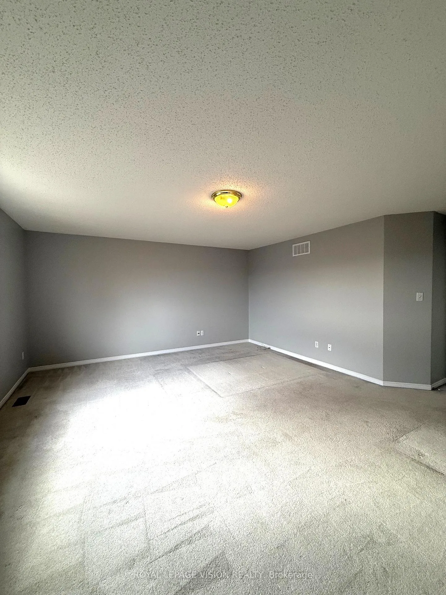 Photo 14 of 594 Flagstone Court, Oshawa, Samac — HOMEH