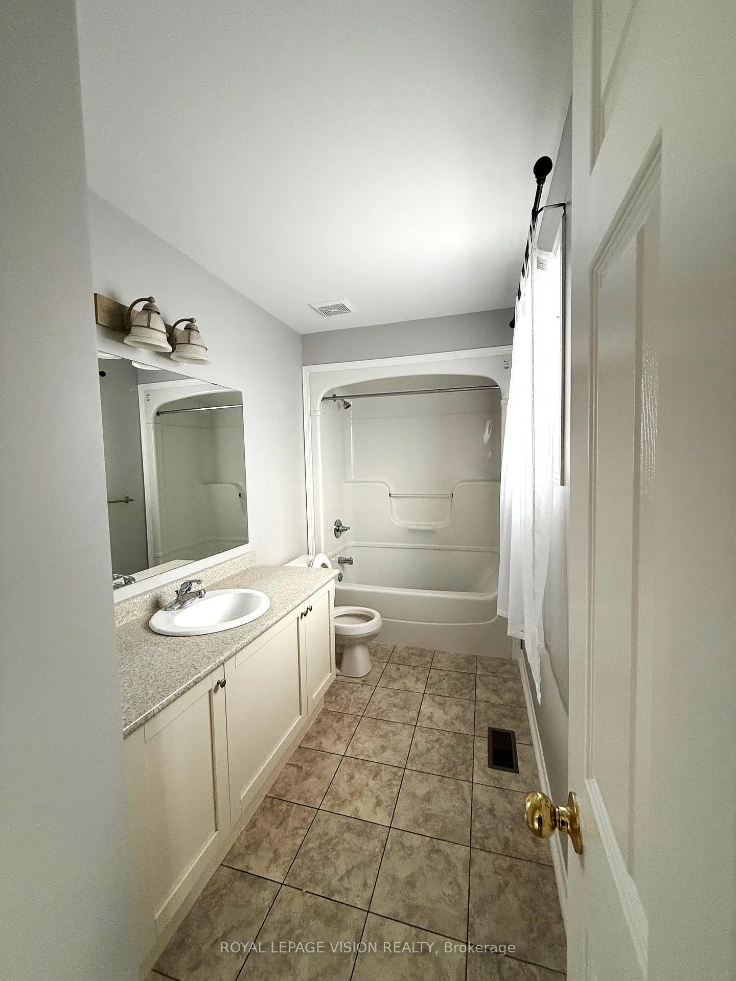 Photo 17 of 594 Flagstone Court, Oshawa, Samac — HOMEH