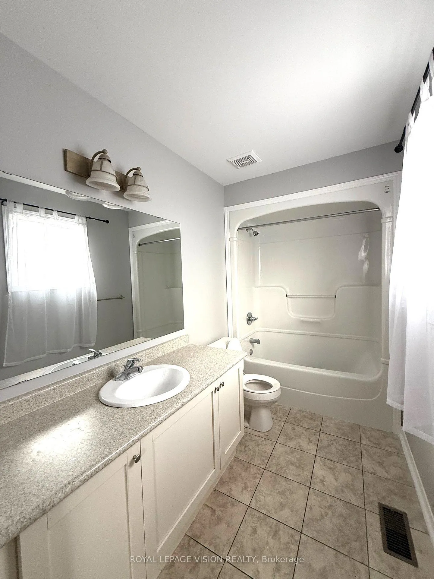 Photo 18 of 594 Flagstone Court, Oshawa, Samac — HOMEH