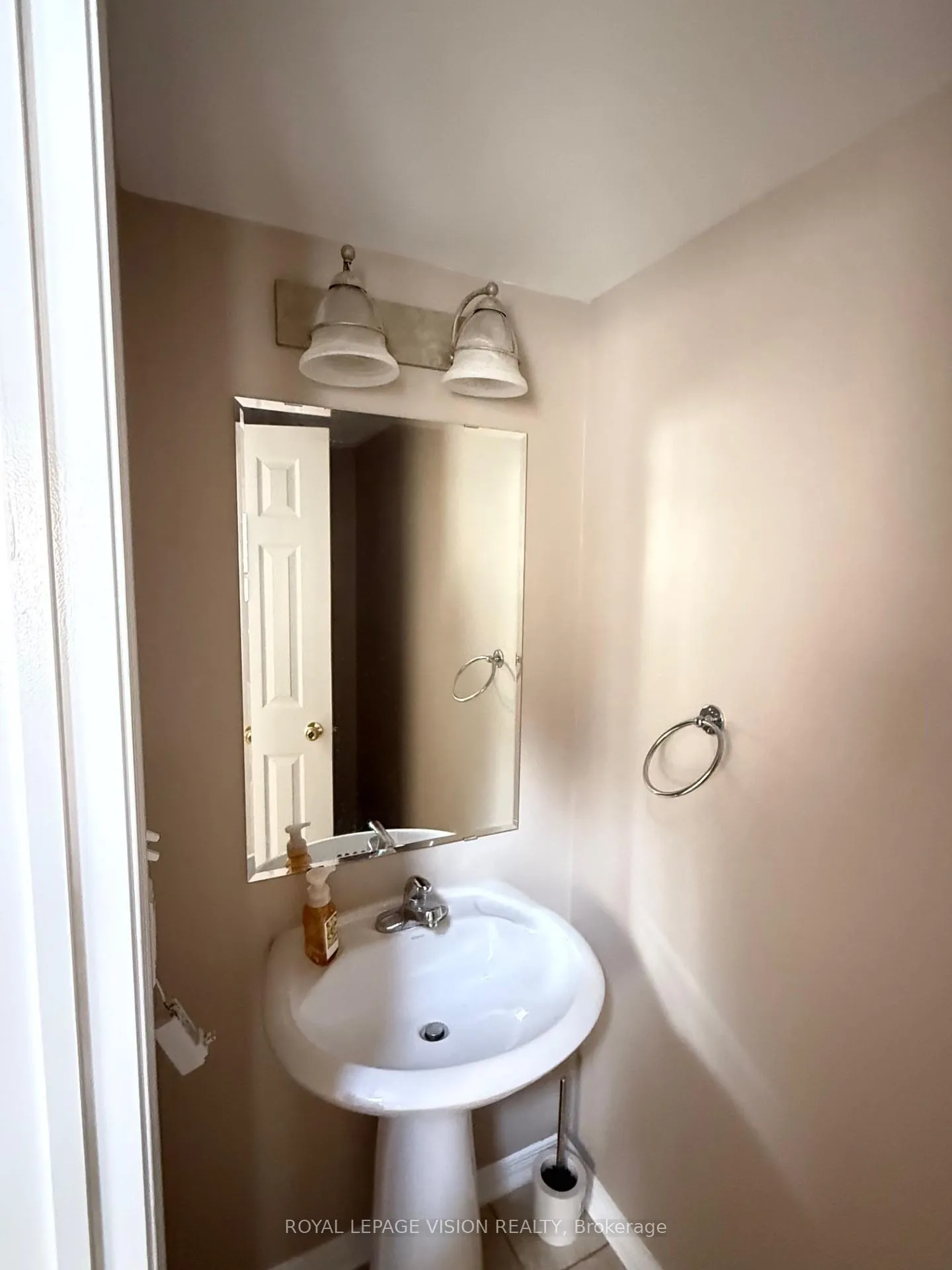 Photo 22 of 594 Flagstone Court, Oshawa, Samac — HOMEH