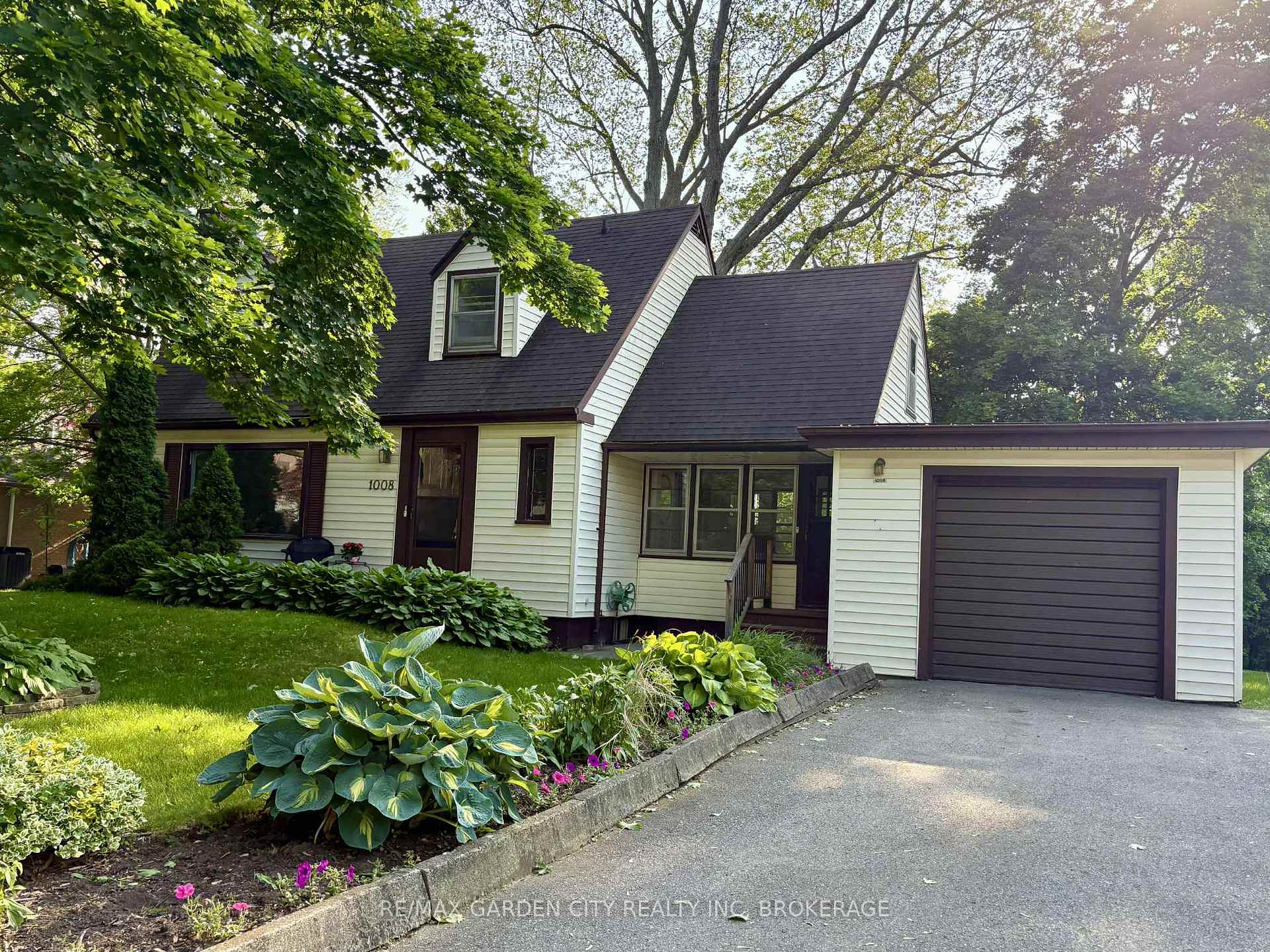 Photo 1 of 1008 Haist Street, Pelham, Fonthill — HOMEH