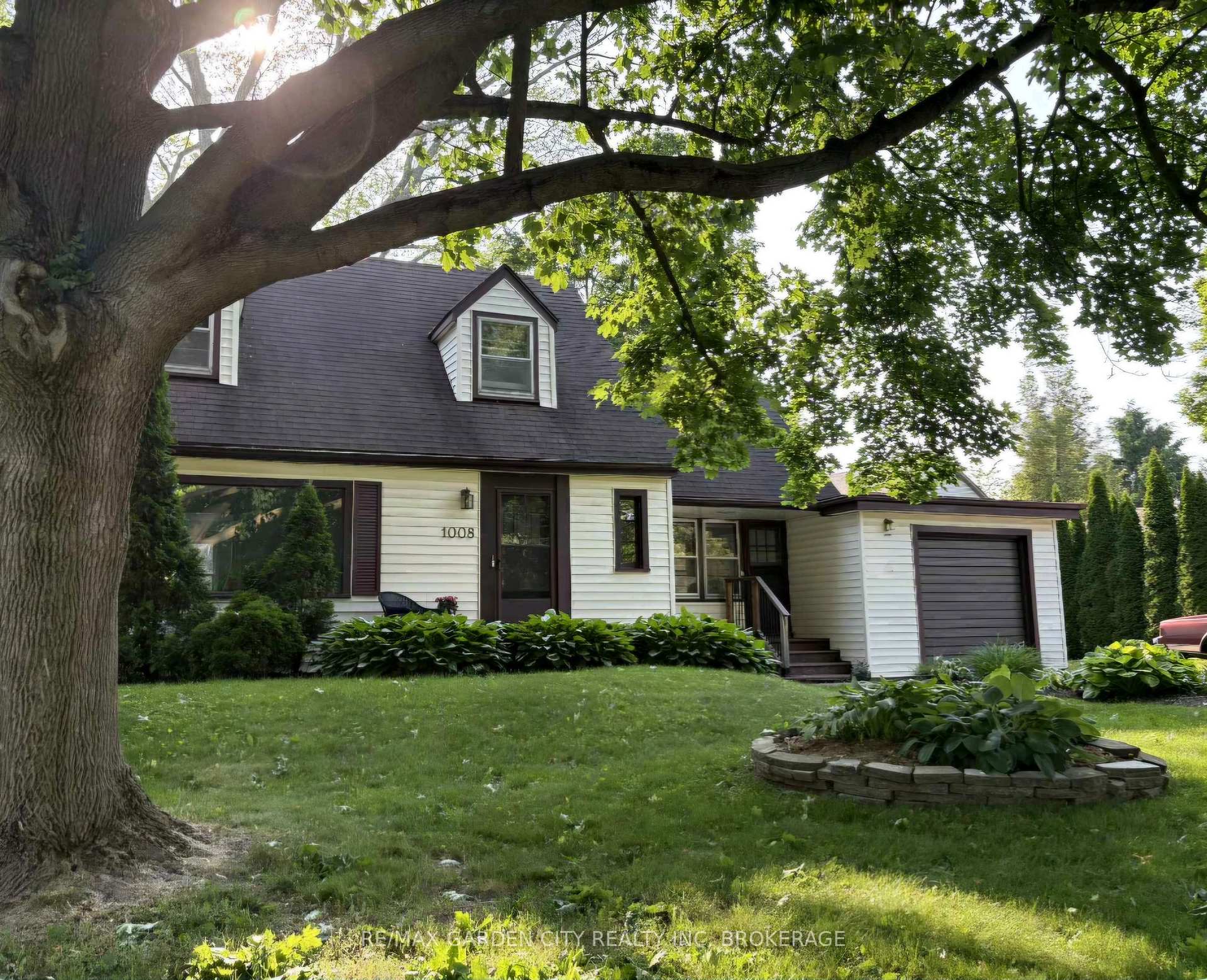Photo 2 of 1008 Haist Street, Pelham, Fonthill — HOMEH