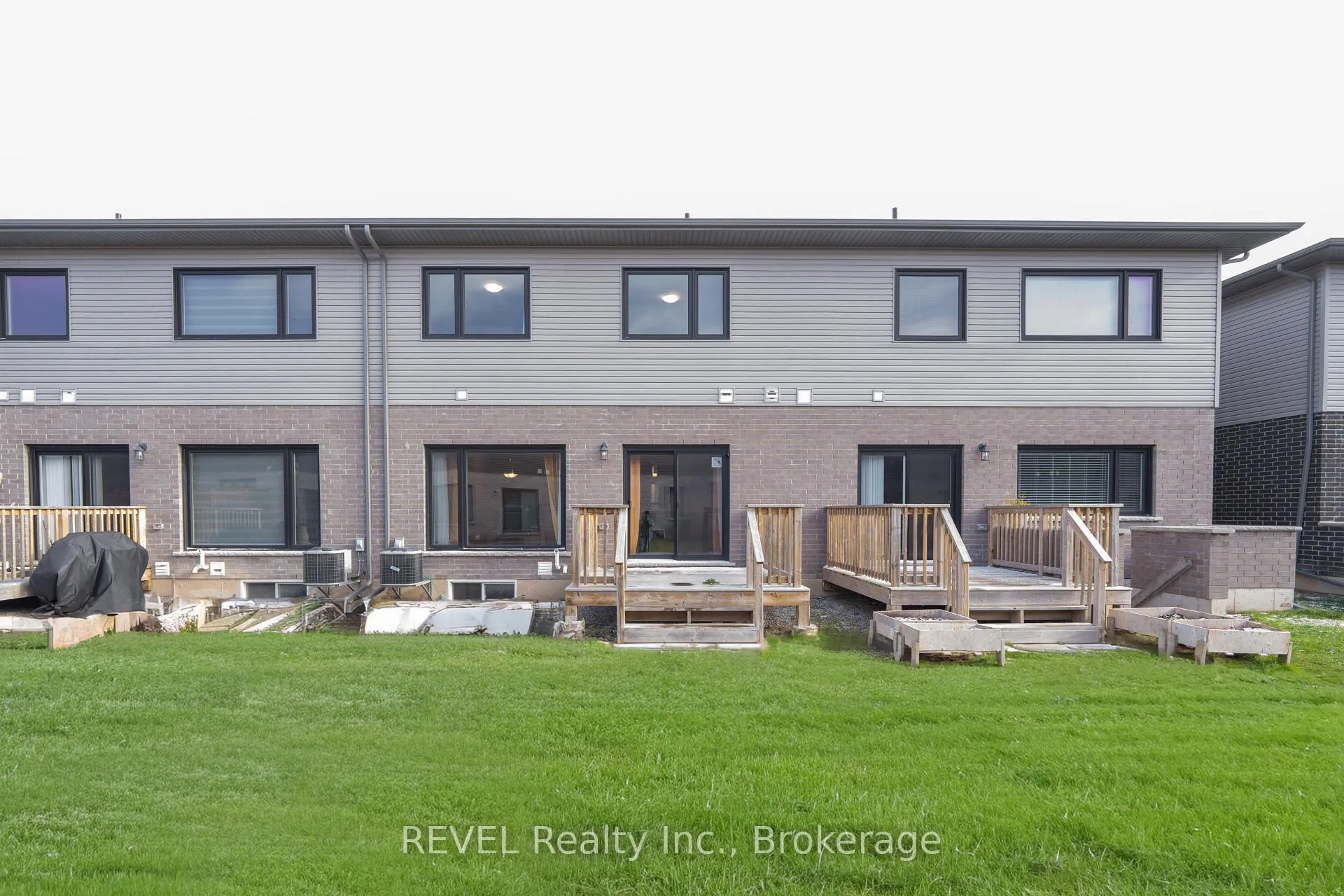 Photo 30 of 7185 Parsa Street, Niagara Falls, Brown — HOMEH