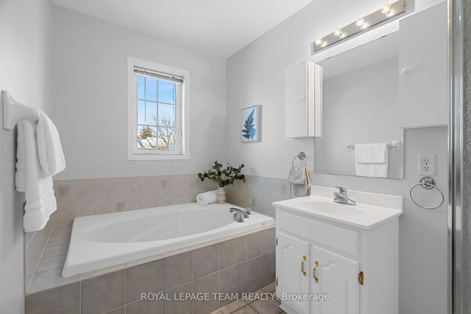 Photo 29 of 8 Borealis Crescent, Ottawa, Carson Meadows — HOMEH