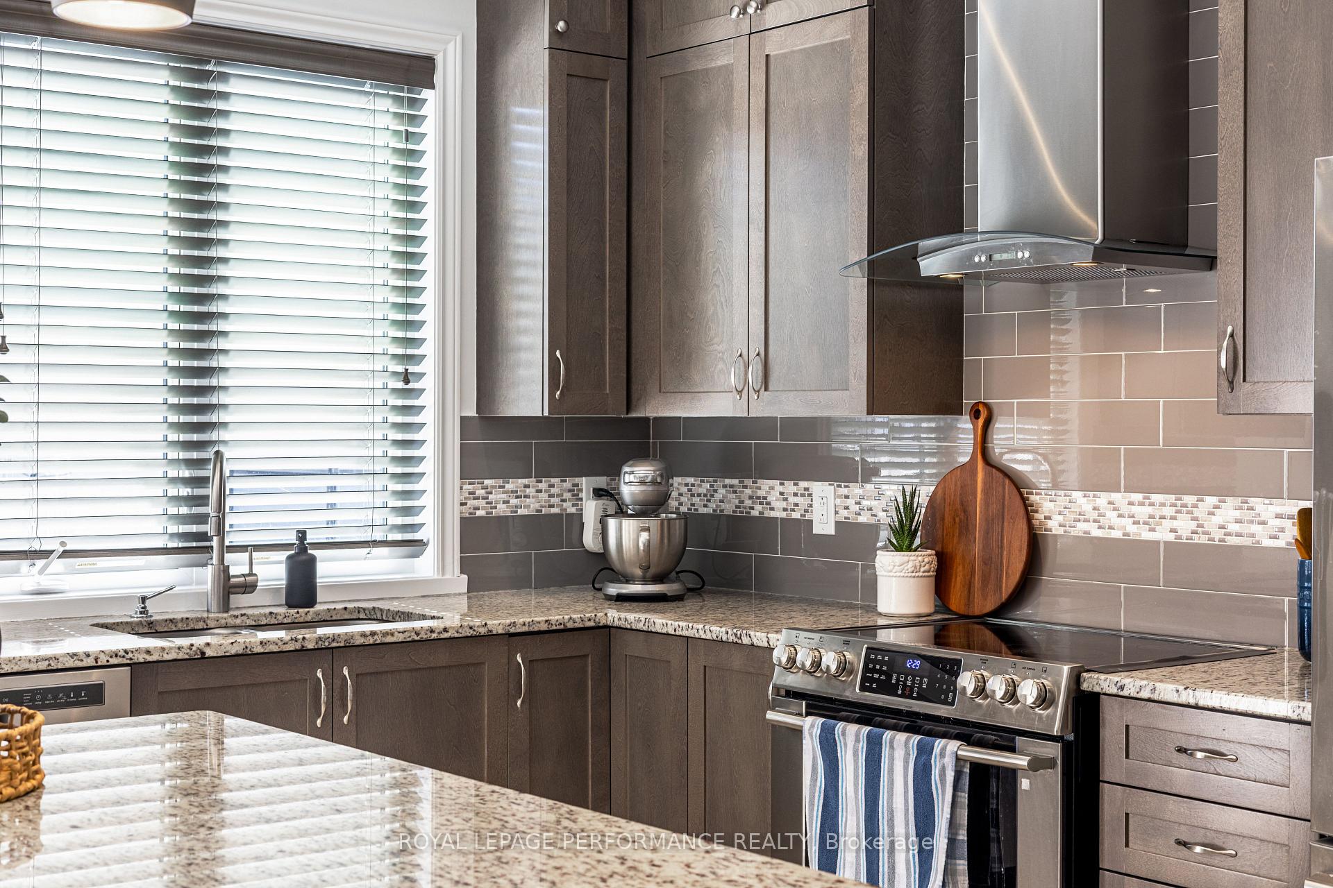 Photo 12 of 205 Shinleaf Crescent, Ottawa, Mer Bleue/Bradley Estates/Anderson Park — HOMEH
