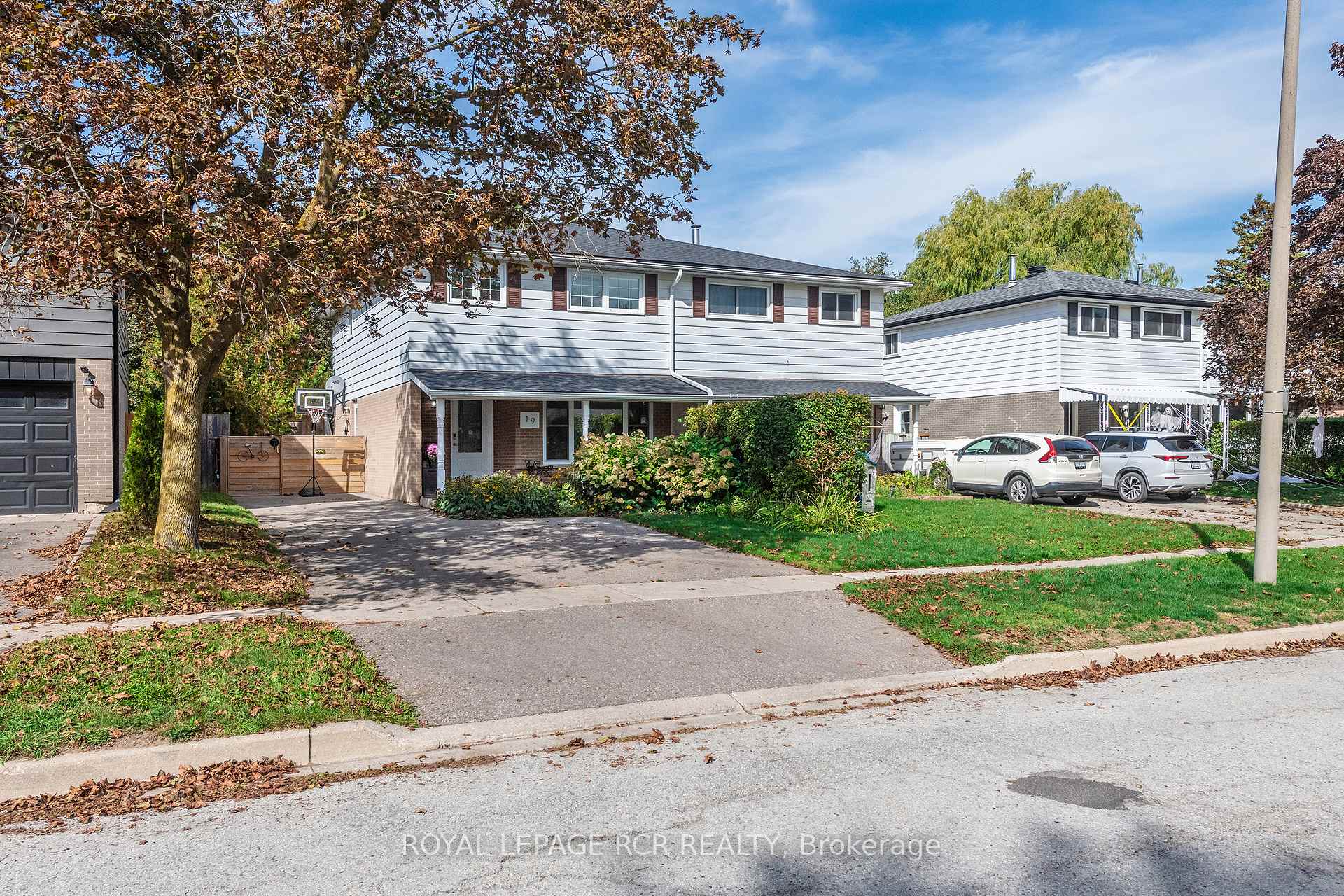 Photo 2 of 19 Carlton Drive, Orangeville — HOMEH