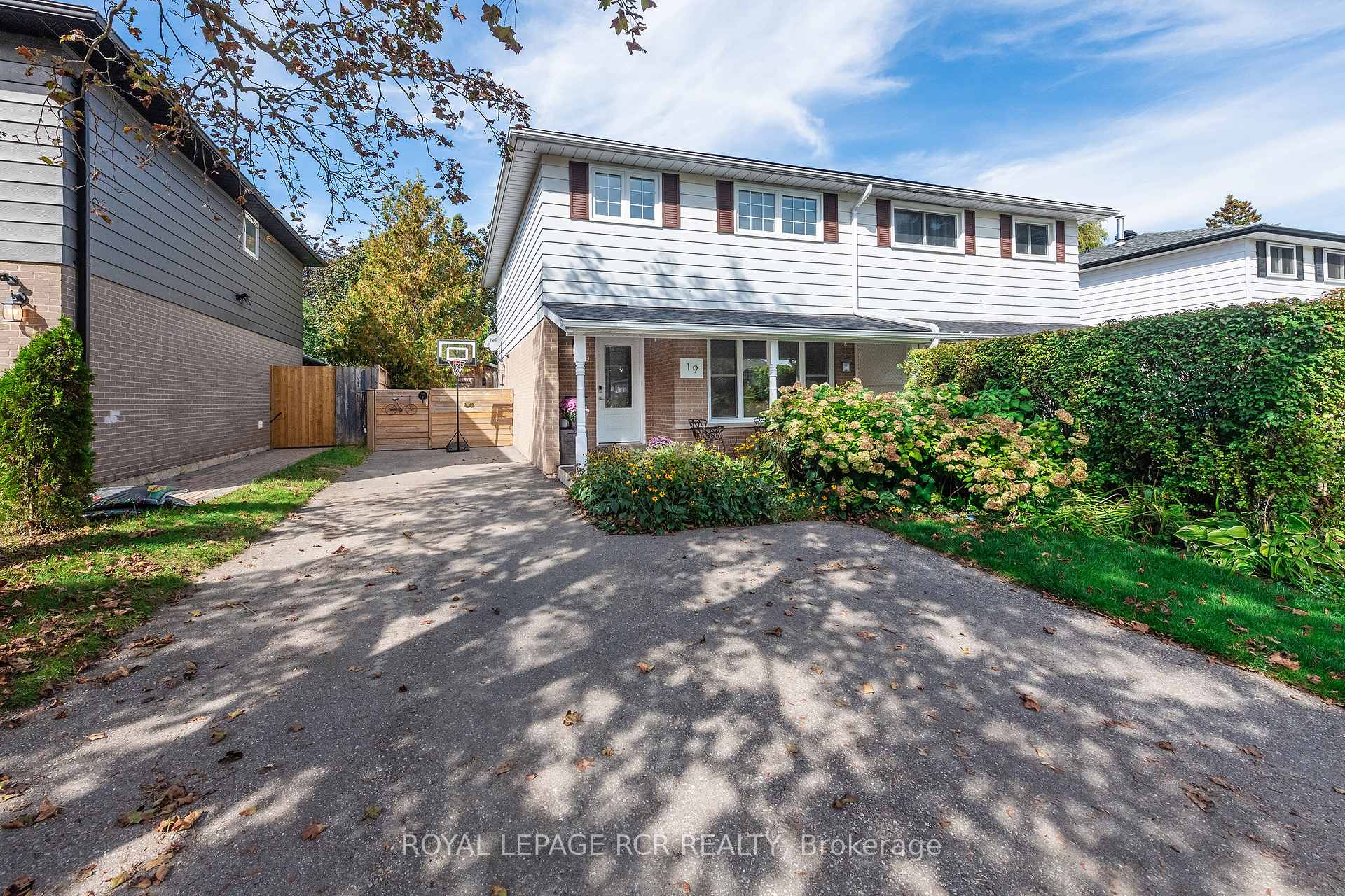 Photo 3 of 19 Carlton Drive, Orangeville — HOMEH