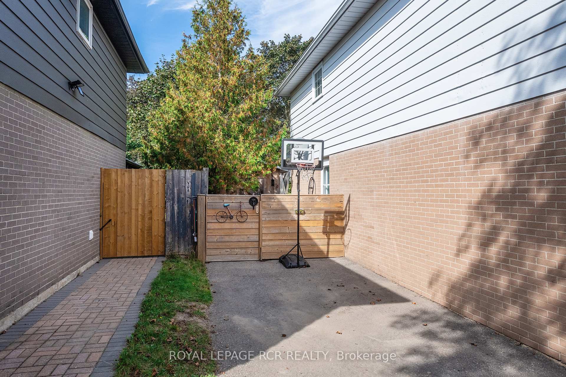Photo 4 of 19 Carlton Drive, Orangeville — HOMEH