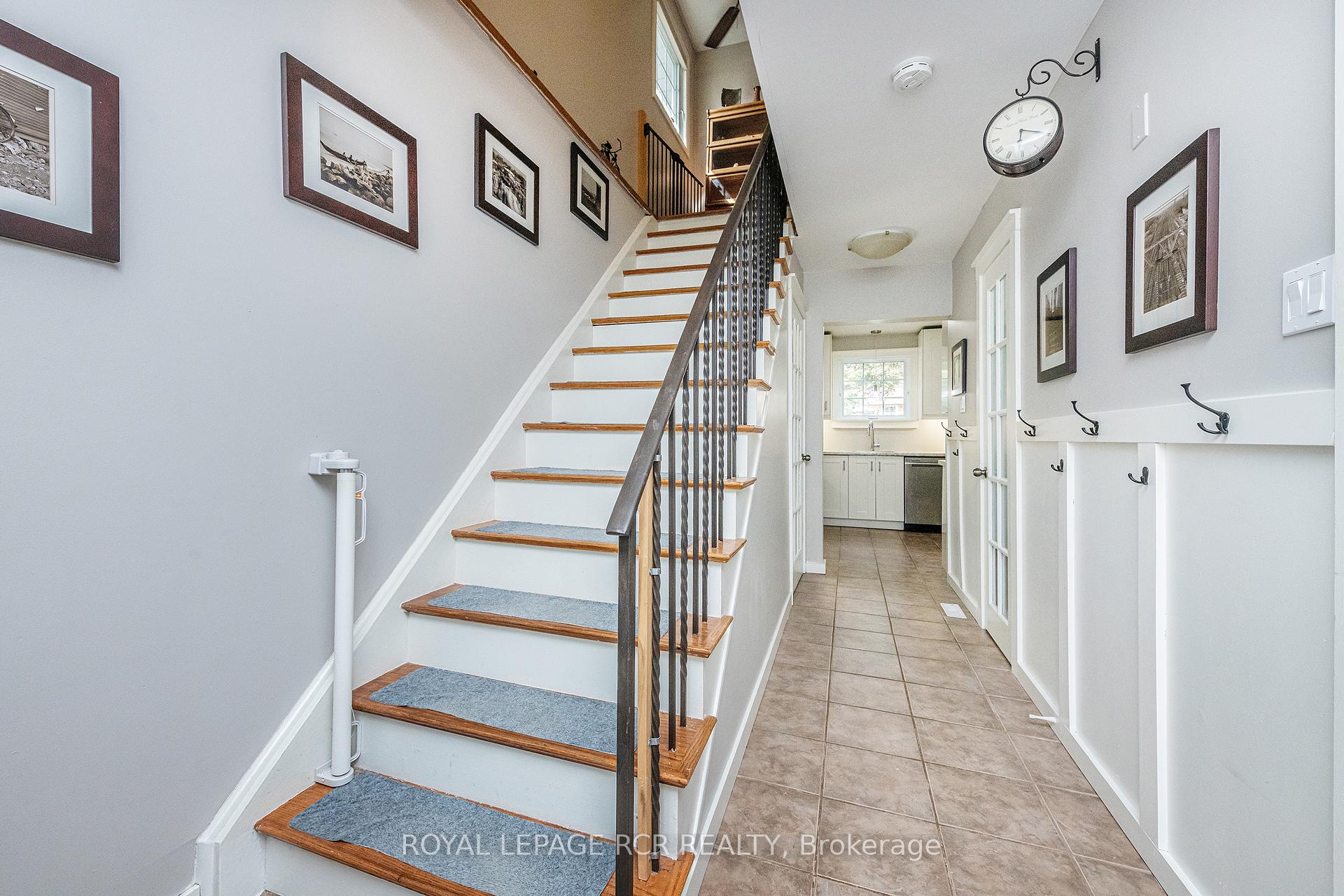 Photo 7 of 19 Carlton Drive, Orangeville — HOMEH