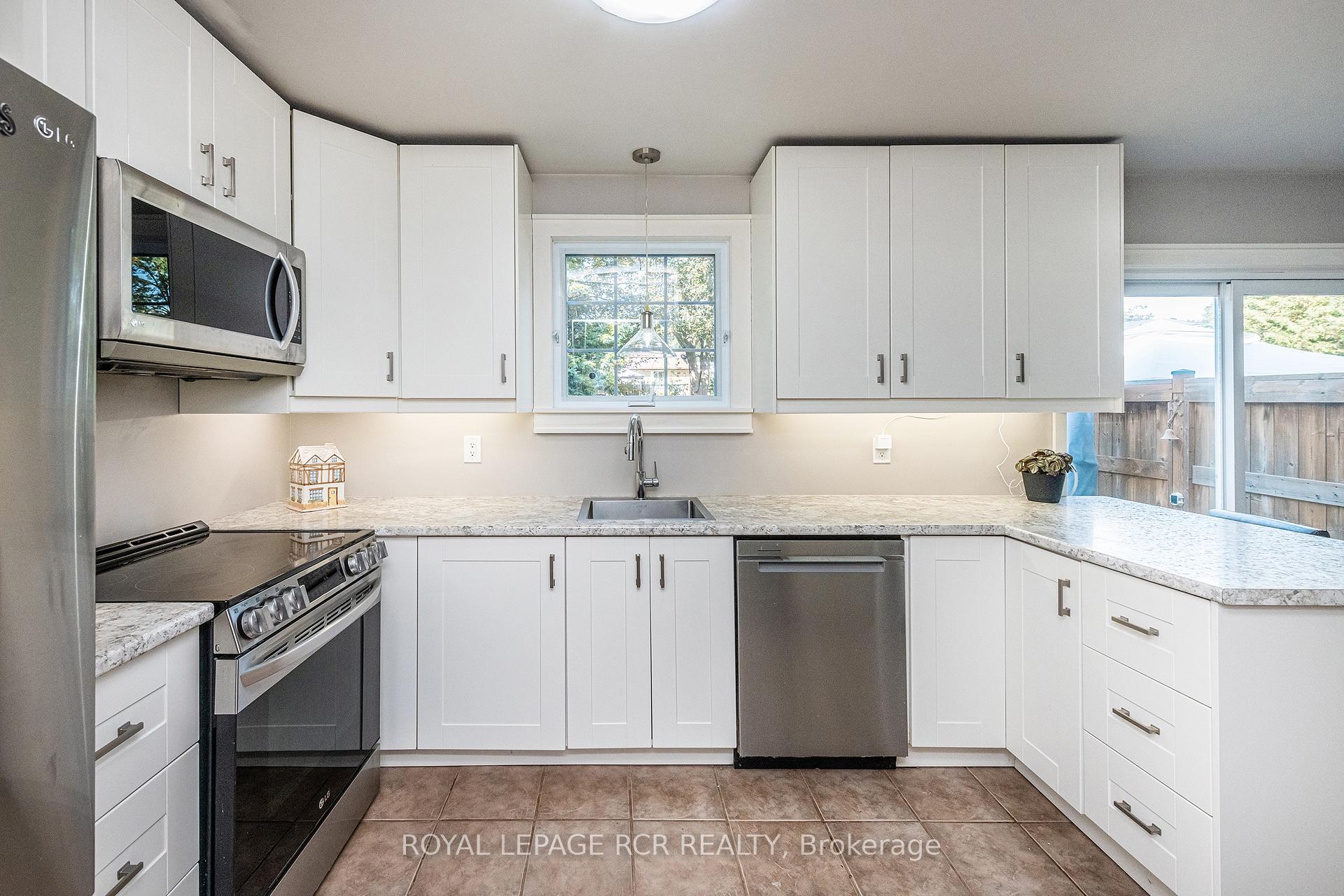 Photo 11 of 19 Carlton Drive, Orangeville — HOMEH