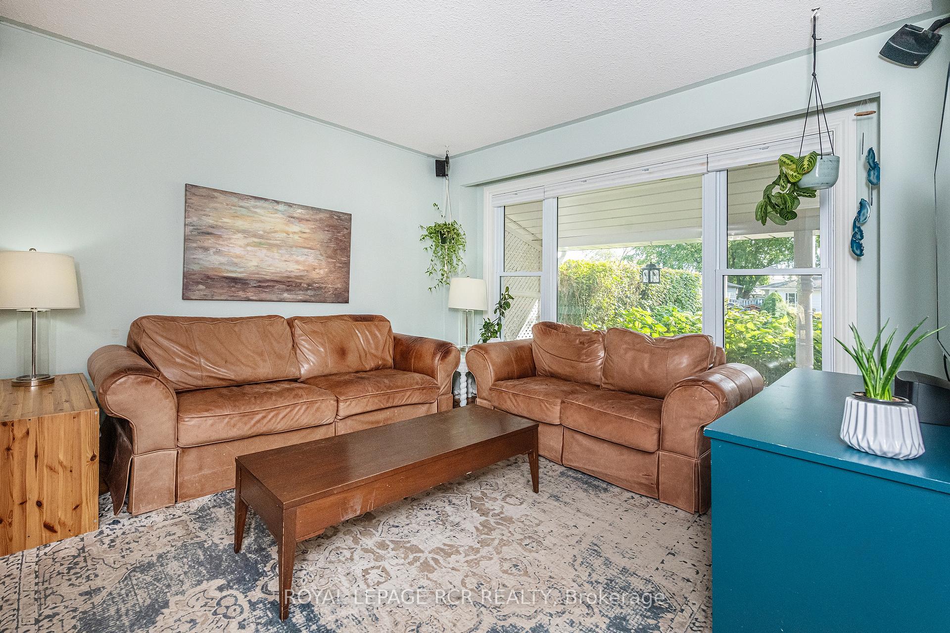 Photo 17 of 19 Carlton Drive, Orangeville — HOMEH