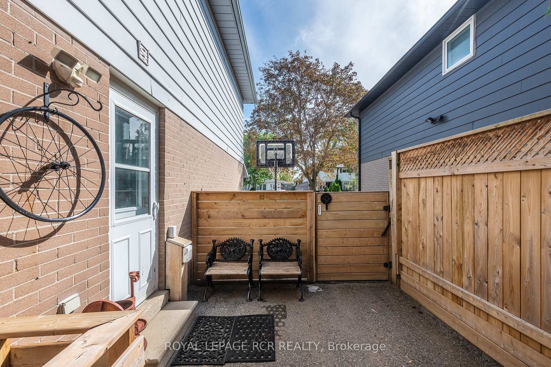 Photo 29 of 19 Carlton Drive, Orangeville — HOMEH