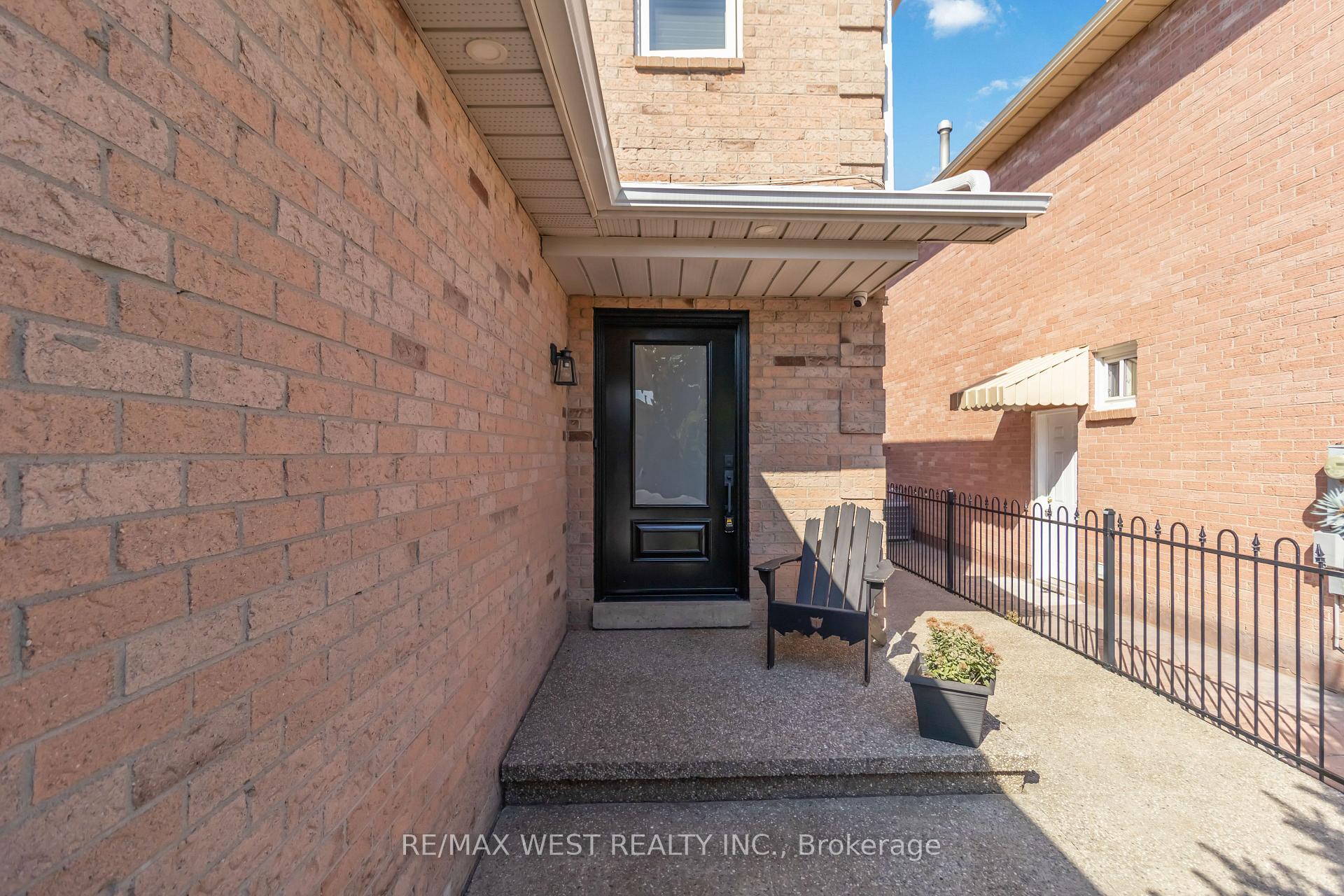 Photo 2 of 440 Bluesky Crescent, Mississauga, Hurontario — HOMEH