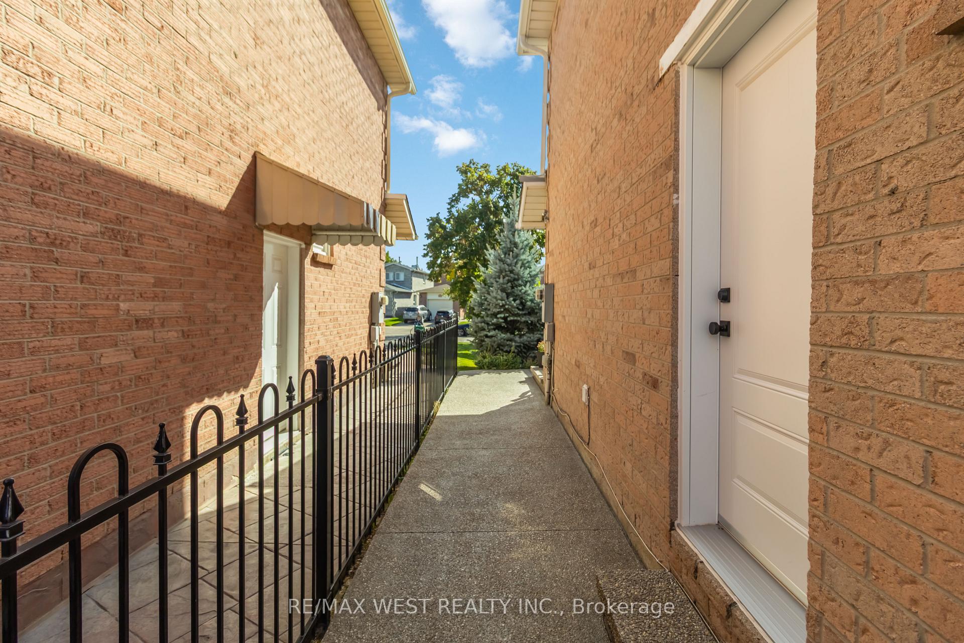 Photo 38 of 440 Bluesky Crescent, Mississauga, Hurontario — HOMEH