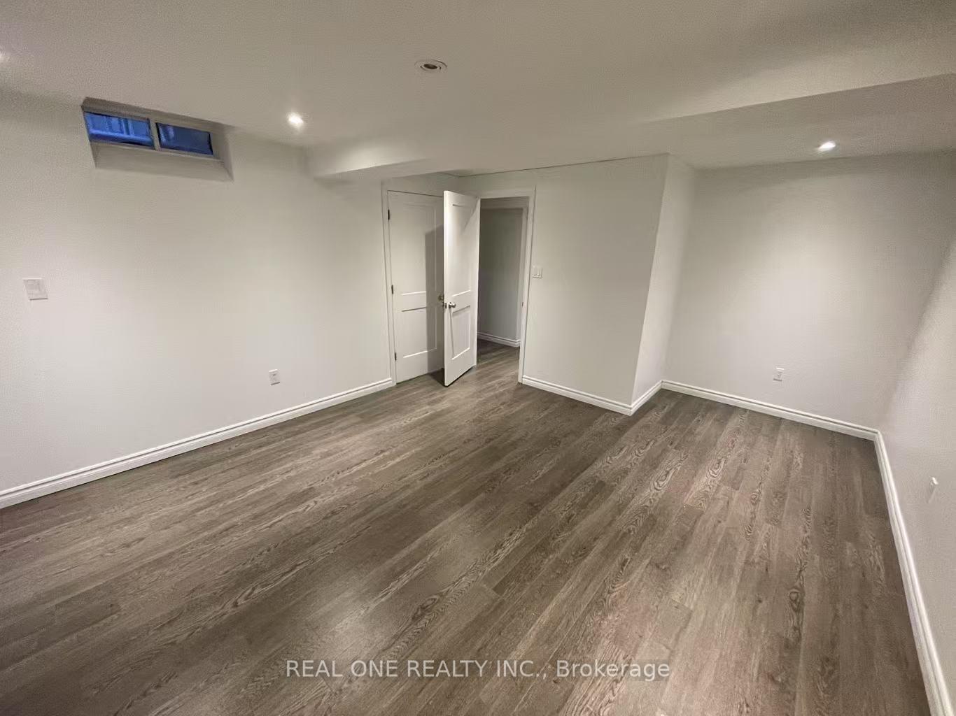Photo 3 of 4 Coral Cove Court, Markham, Greensborough — HOMEH