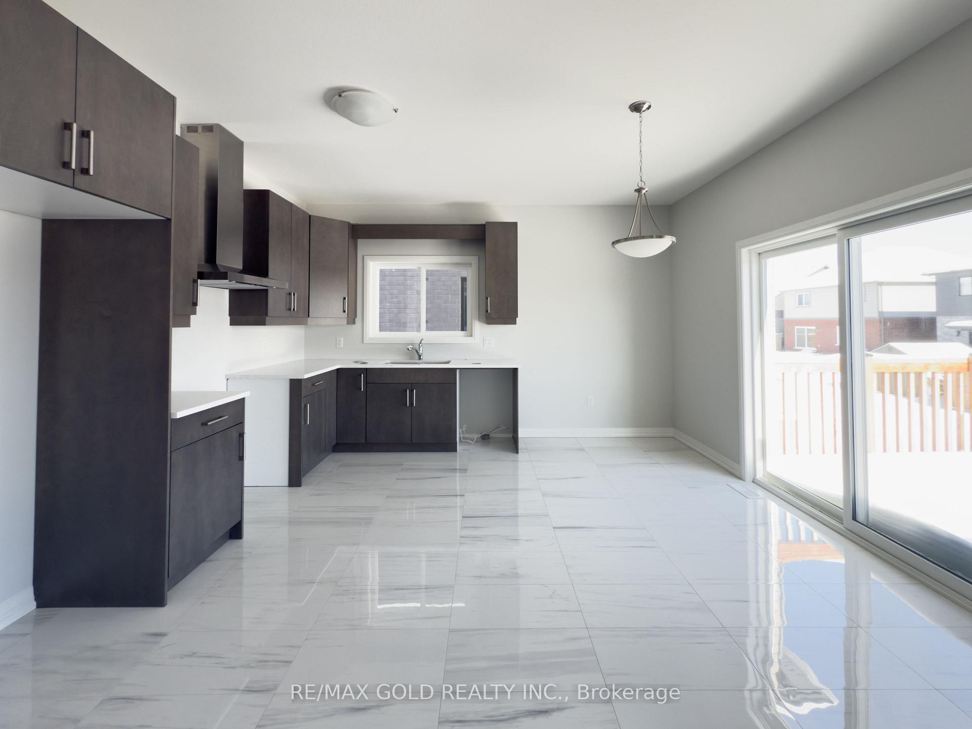 Photo 7 of 37 Samuel Avenue, Pelham, Fonthill — HOMEH