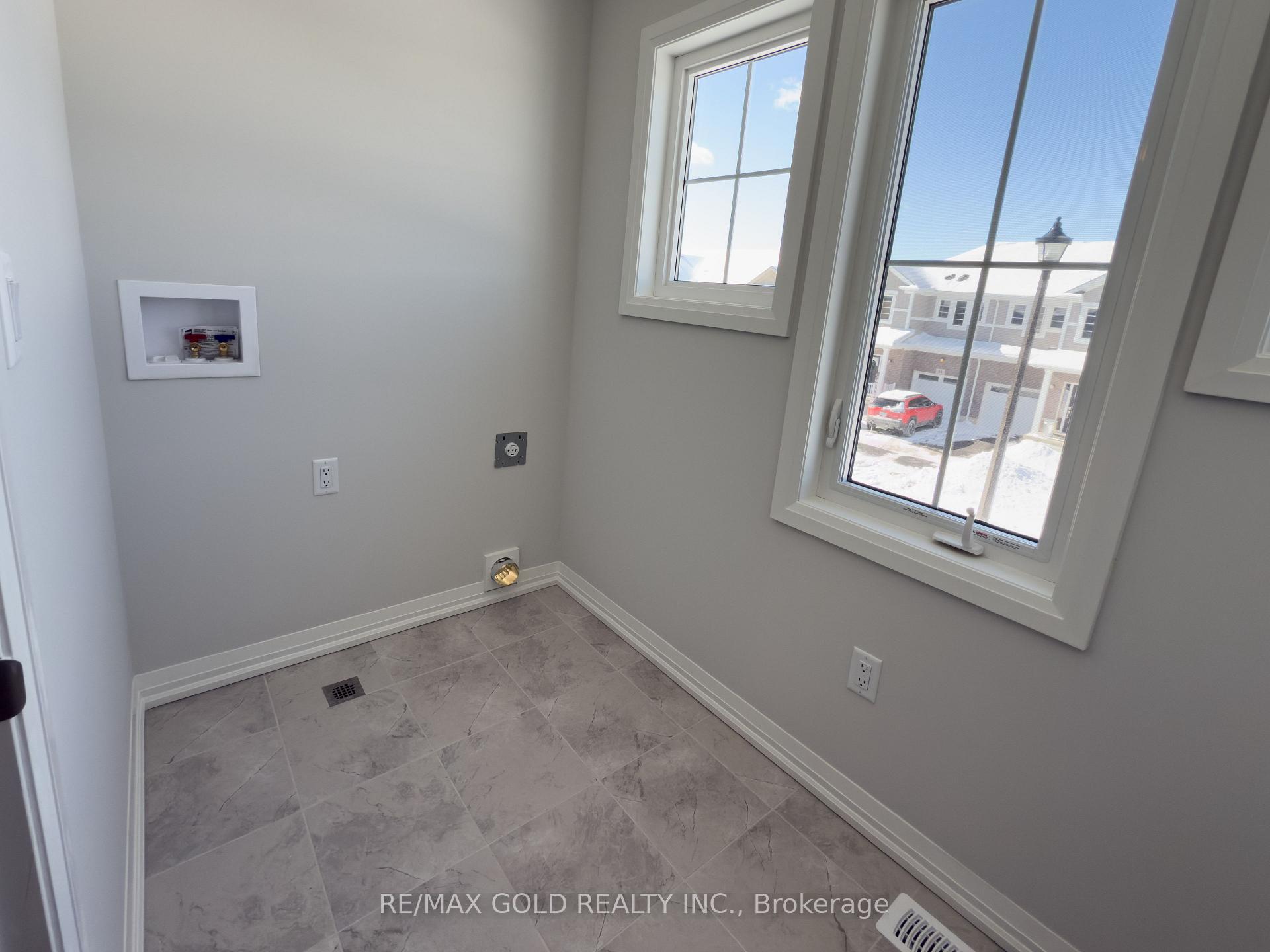 Photo 12 of 37 Samuel Avenue, Pelham, Fonthill — HOMEH