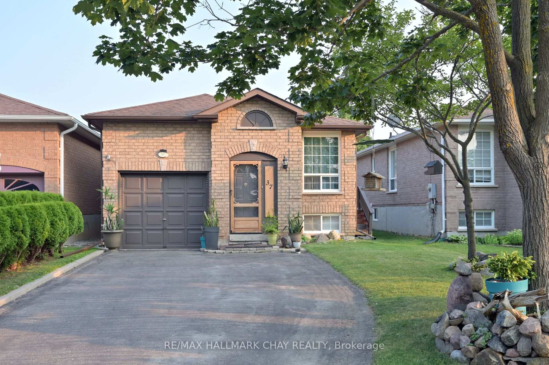 Photo 1 of 37 Kate Aitken Crescent, New Tecumseth, Beeton — HOMEH
