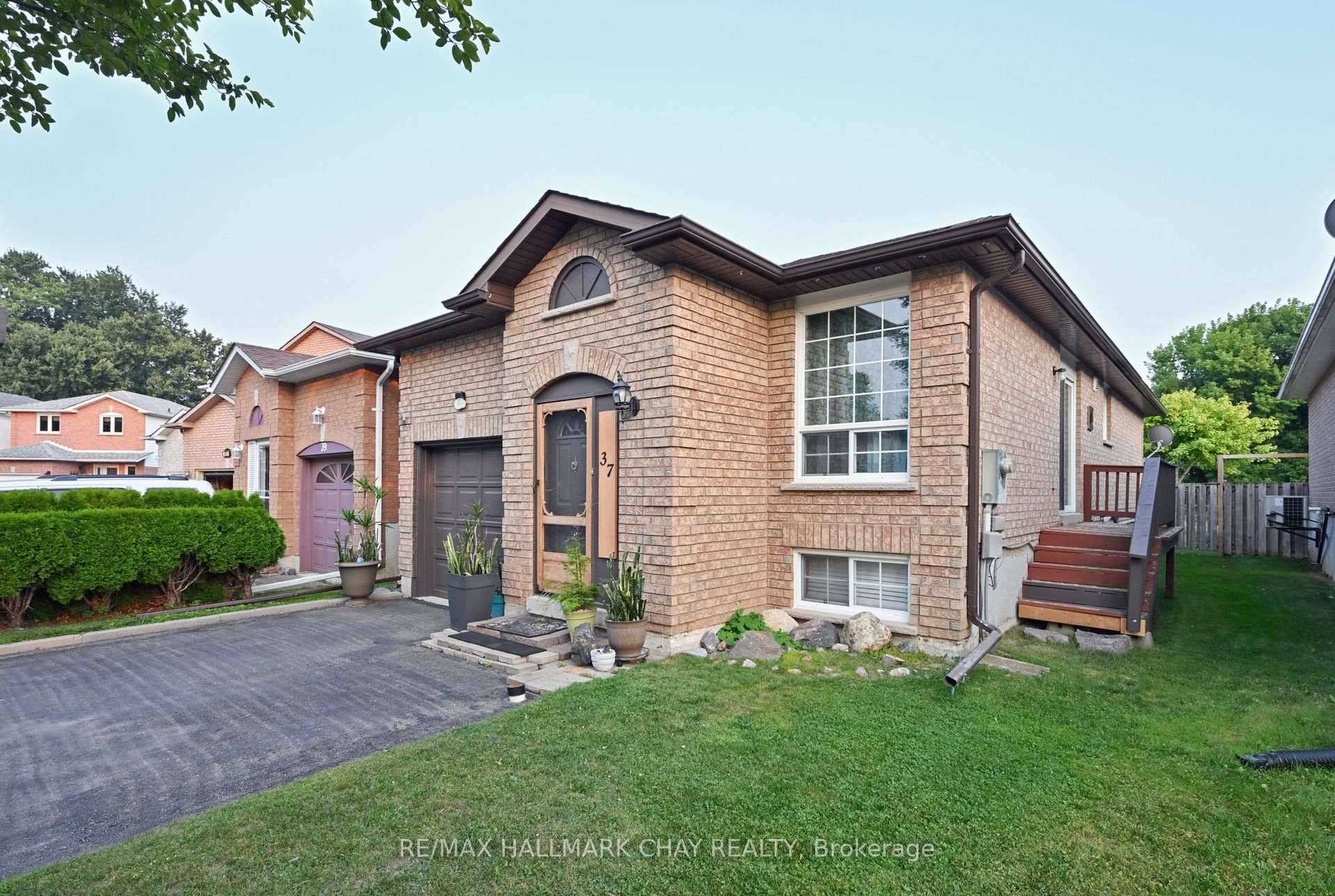 Photo 2 of 37 Kate Aitken Crescent, New Tecumseth, Beeton — HOMEH