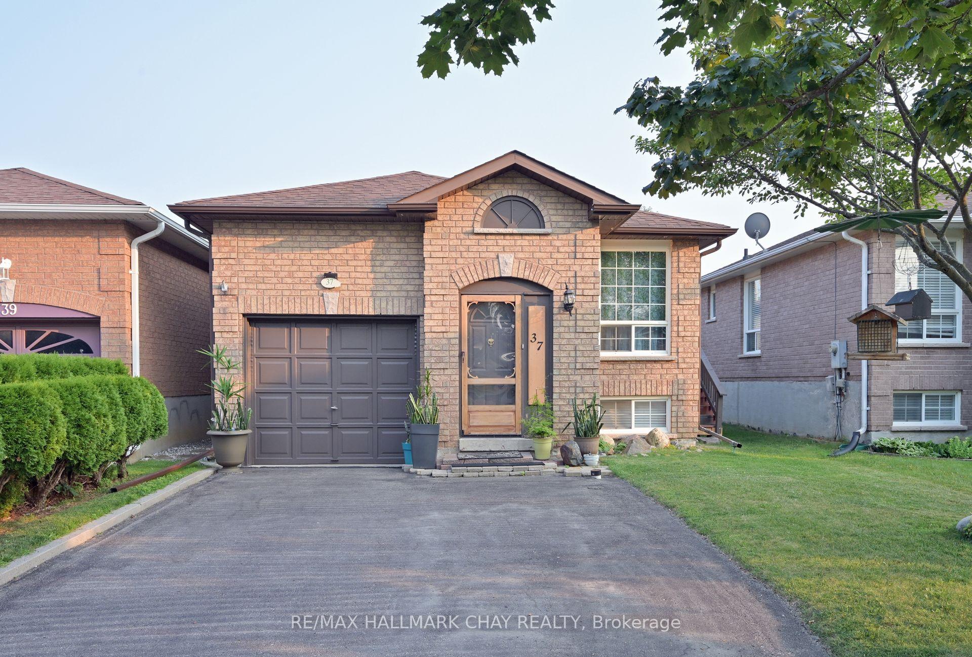Photo 3 of 37 Kate Aitken Crescent, New Tecumseth, Beeton — HOMEH