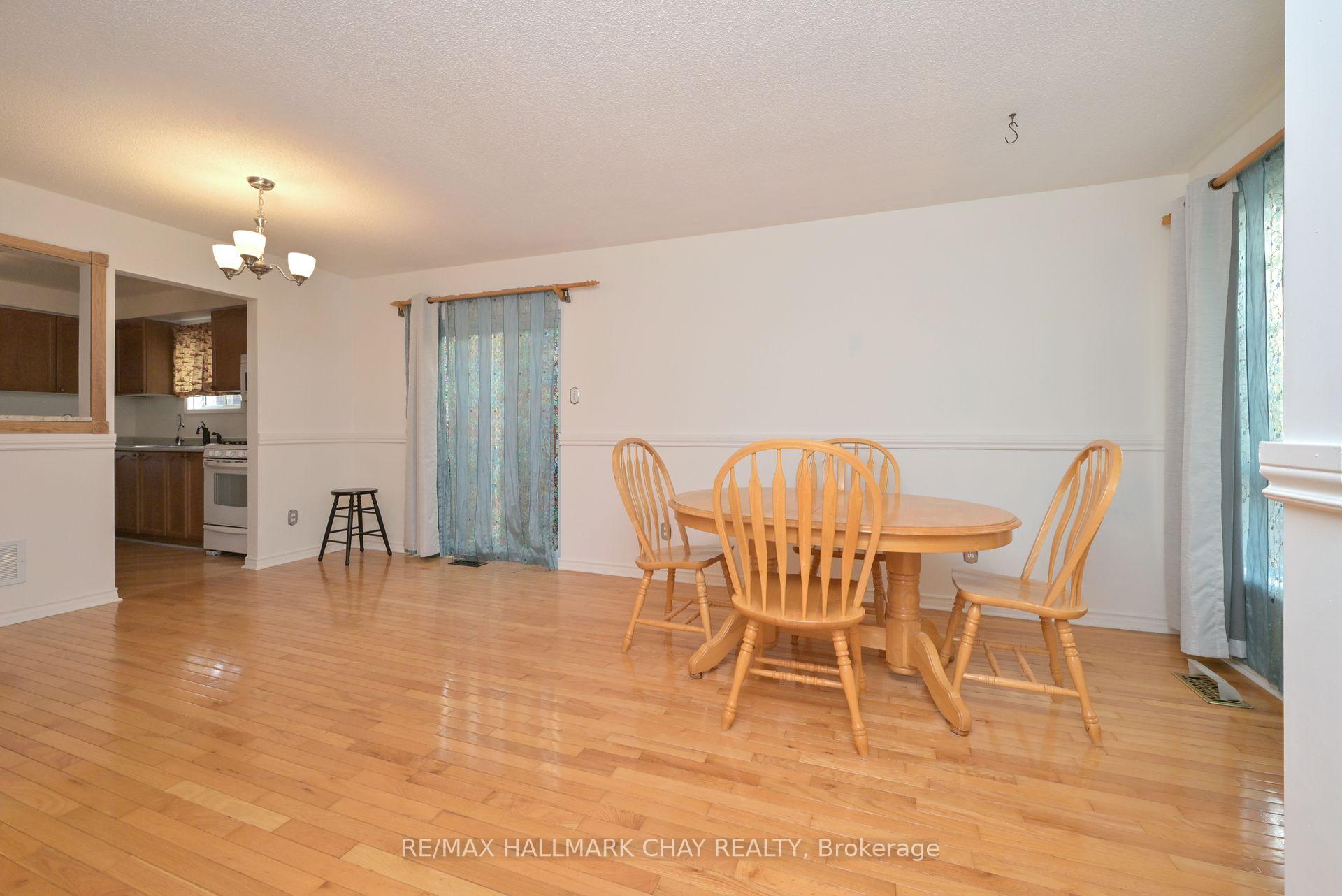 Photo 6 of 37 Kate Aitken Crescent, New Tecumseth, Beeton — HOMEH