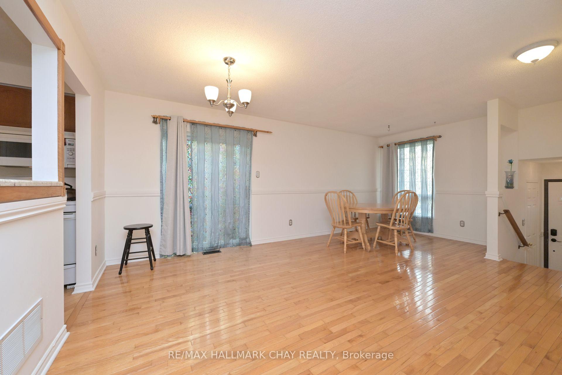 Photo 8 of 37 Kate Aitken Crescent, New Tecumseth, Beeton — HOMEH