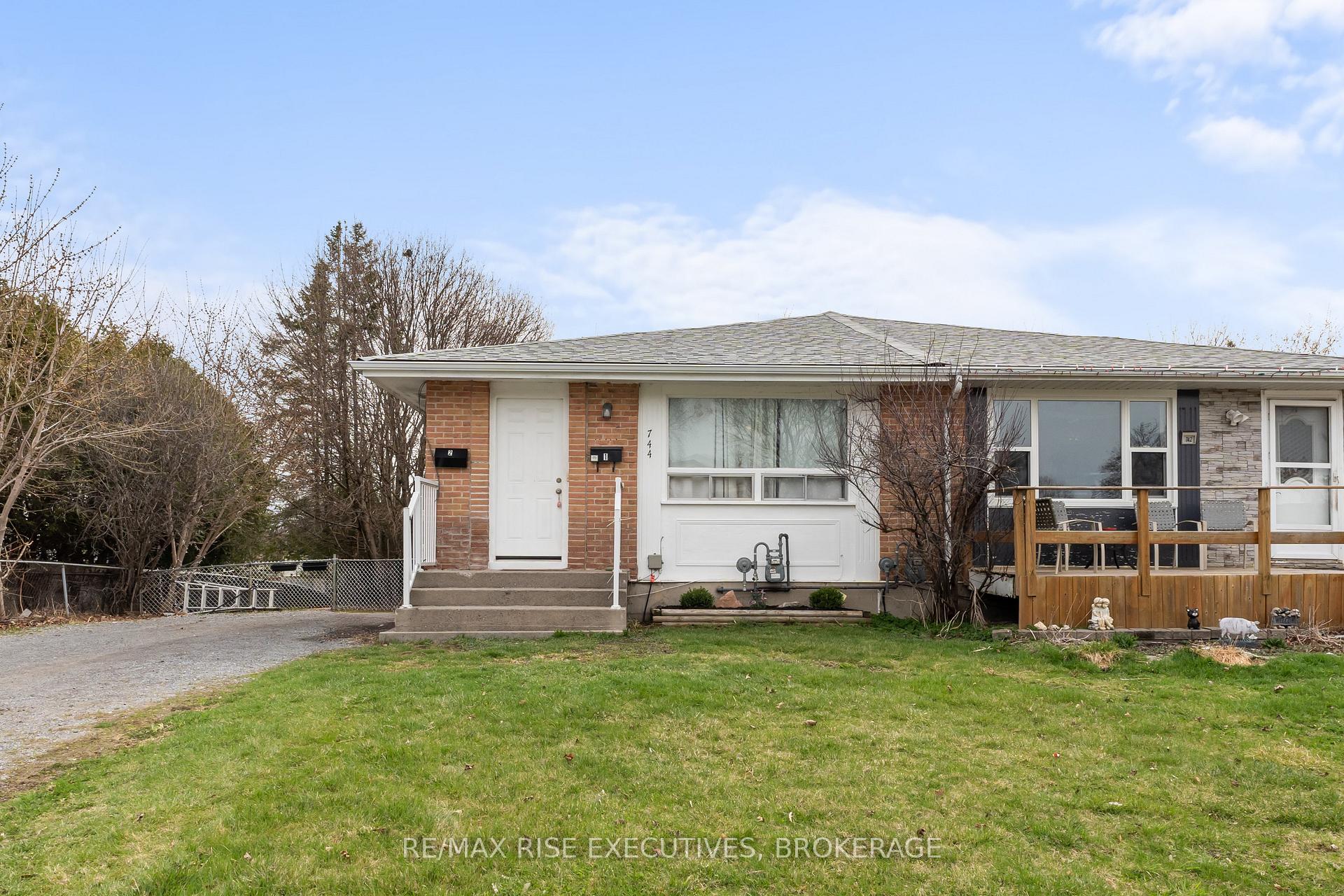 Front of 744 Selkirk Road