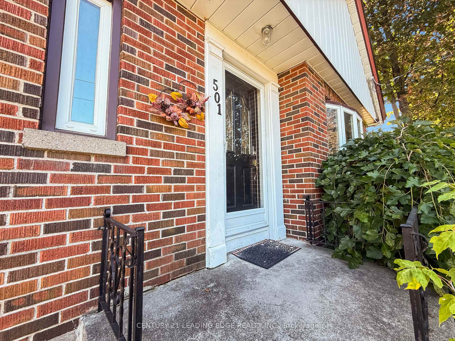 Photo 3 of 501 Bond Street E, Oshawa, O'Neill — HOMEH