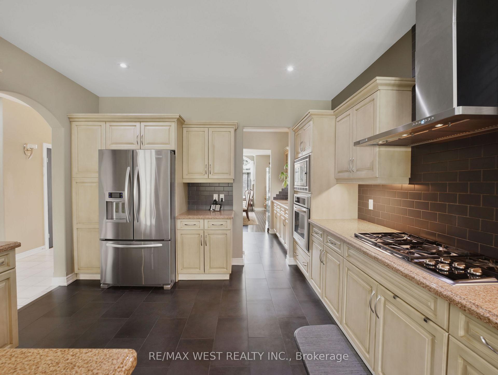Photo 6 of 59 Cherry Ridge Boulevard, Pelham, Fenwick — HOMEH