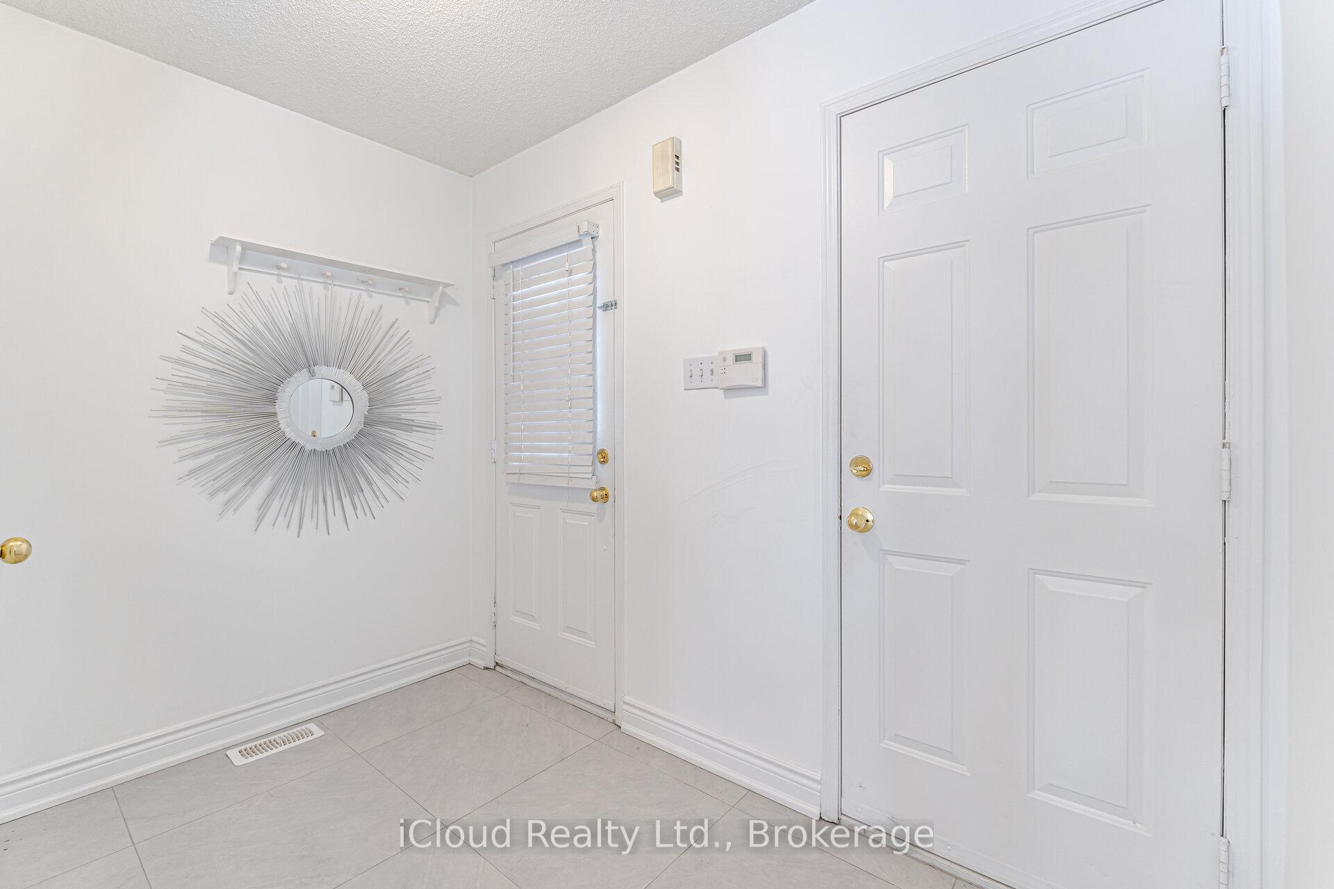 Photo 2 of 5410 Sweetgrass Gate, Mississauga, East Credit — HOMEH