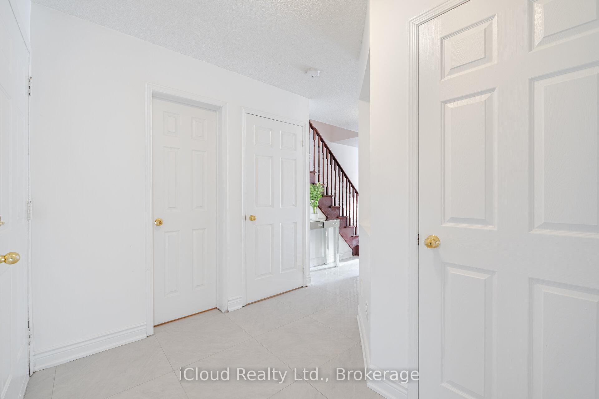 Photo 3 of 5410 Sweetgrass Gate, Mississauga, East Credit — HOMEH