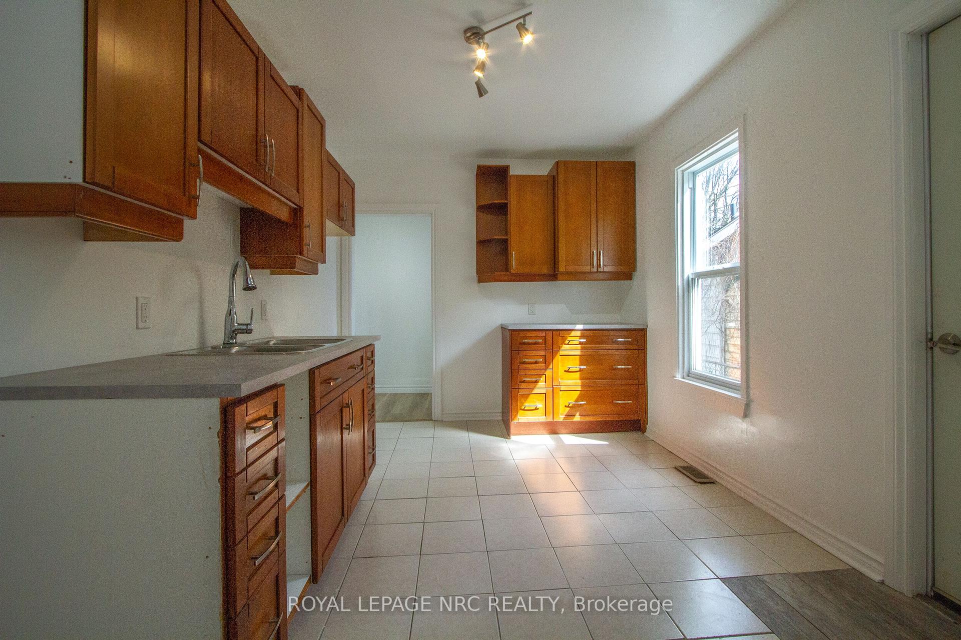 Photo 7 of 4900 St Clair Avenue, Niagara Falls, Downtown — HOMEH