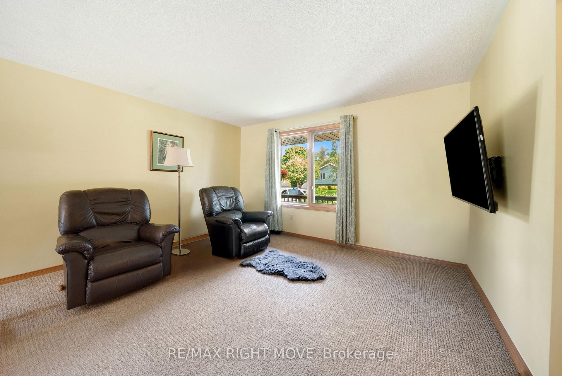 Photo 4 of 10 Dancy Drive, Orillia — HOMEH