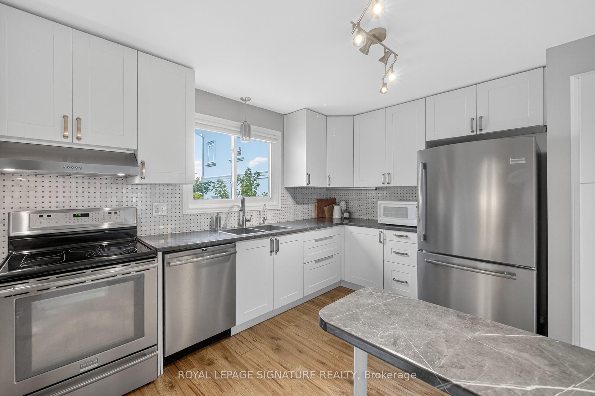 Photo 18 of 3330 Kings Masting Crescent, Mississauga, Erin Mills — HOMEH