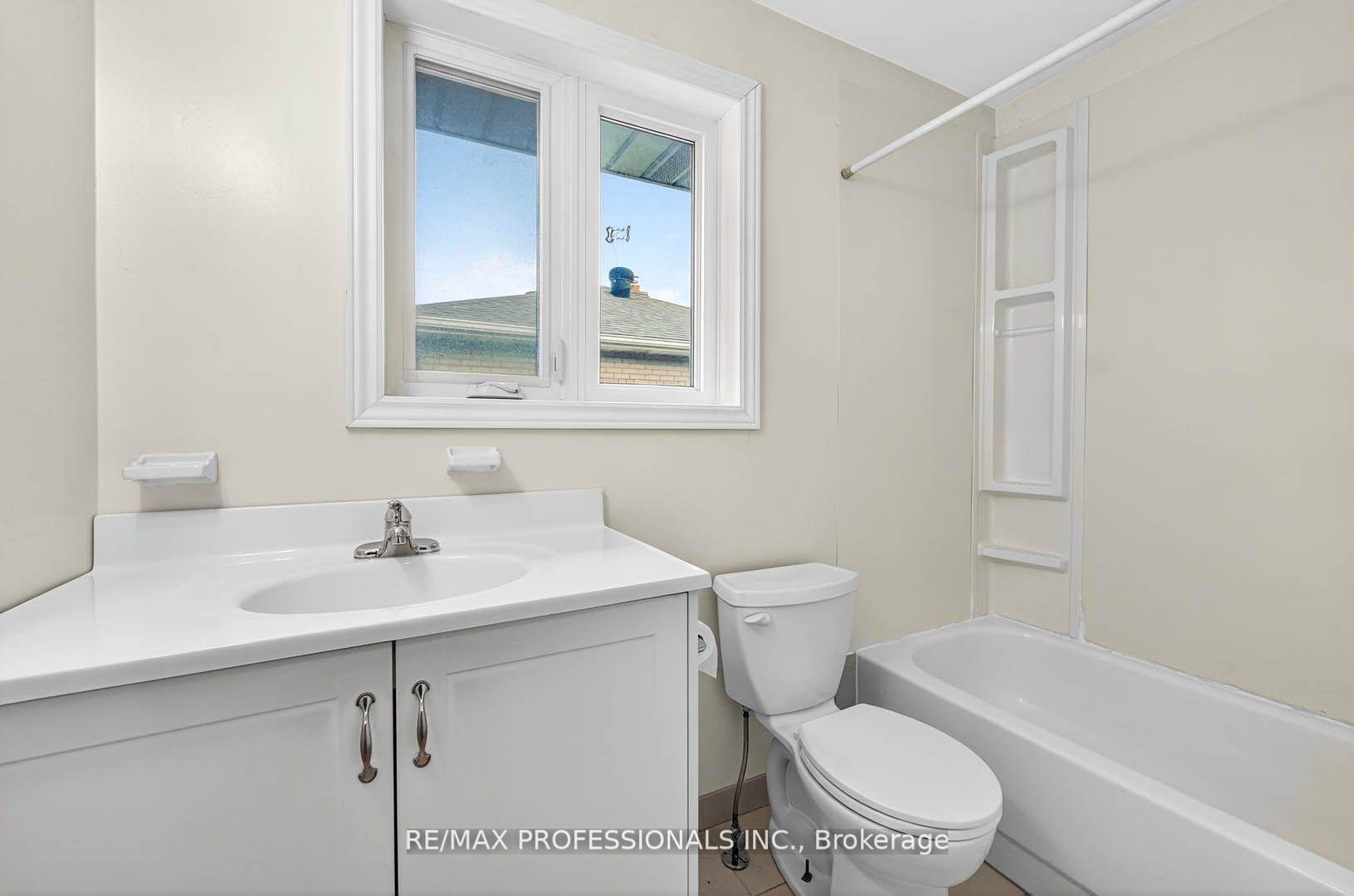 Photo 7 of 1784 Sandgate Crescent, Mississauga, Clarkson — HOMEH