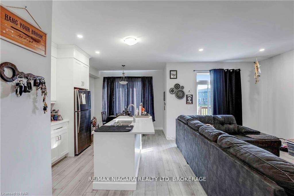 Photo 2 of 7125 Parsa Street, Niagara Falls, Brown — HOMEH