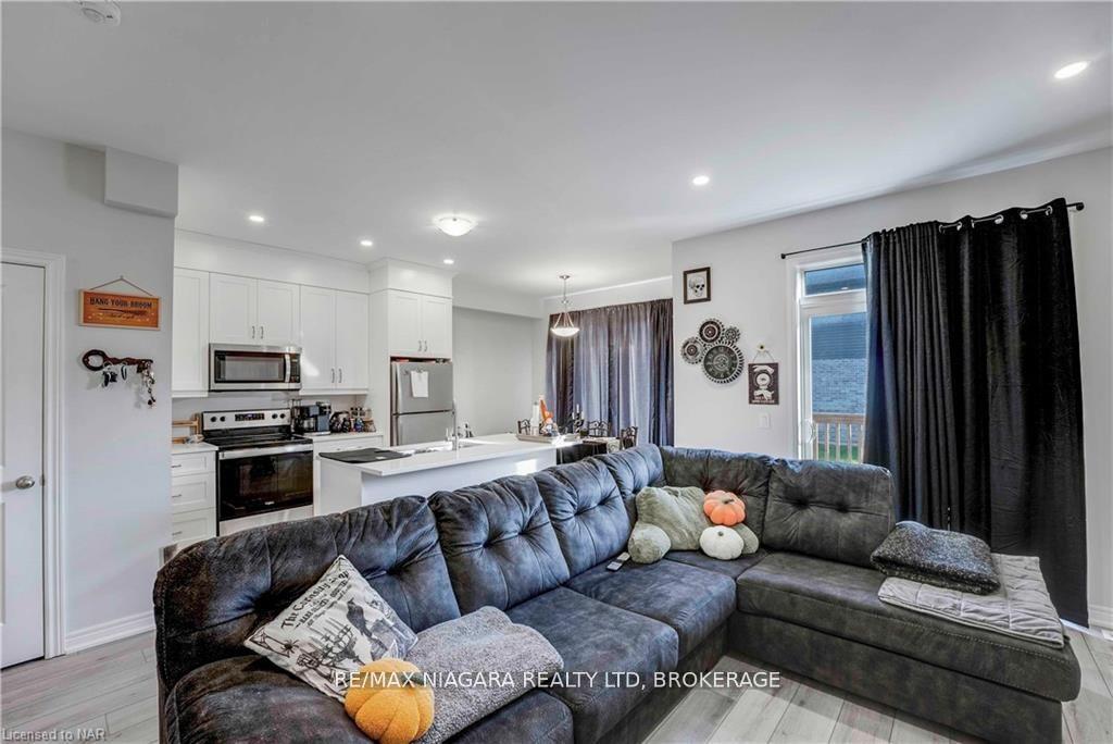 Photo 3 of 7125 Parsa Street, Niagara Falls, Brown — HOMEH