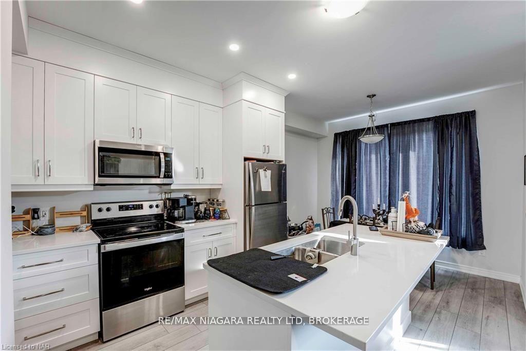 Photo 4 of 7125 Parsa Street, Niagara Falls, Brown — HOMEH