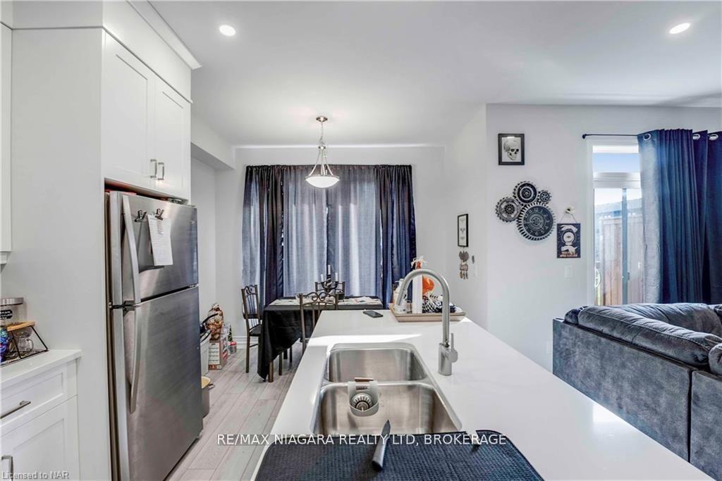 Photo 6 of 7125 Parsa Street, Niagara Falls, Brown — HOMEH