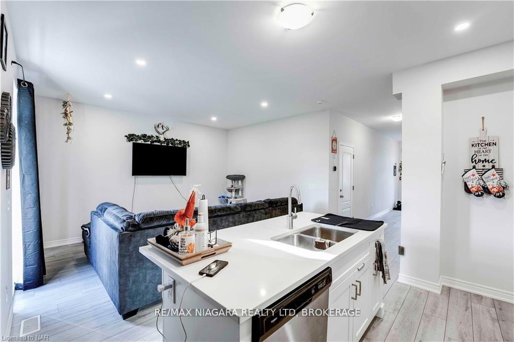 Photo 7 of 7125 Parsa Street, Niagara Falls, Brown — HOMEH