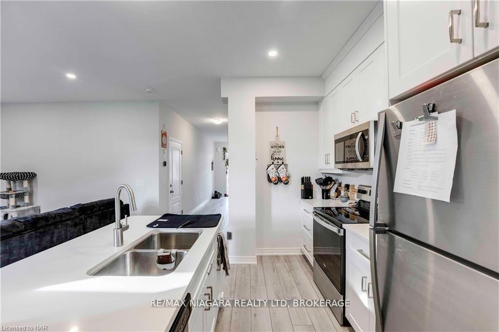 Photo 8 of 7125 Parsa Street, Niagara Falls, Brown — HOMEH