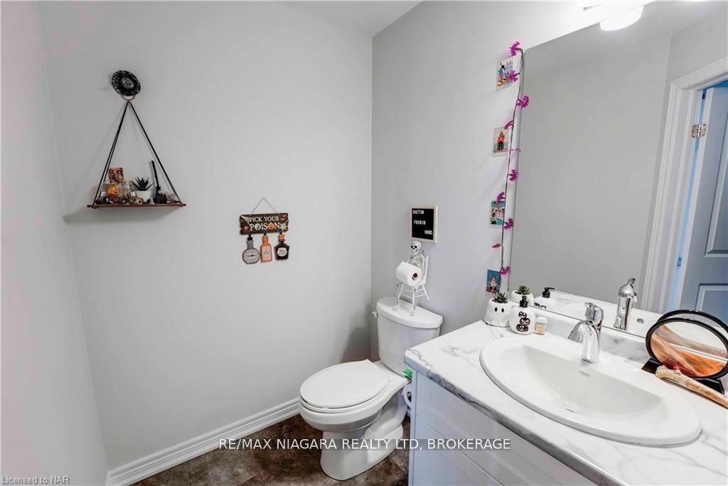 Photo 9 of 7125 Parsa Street, Niagara Falls, Brown — HOMEH