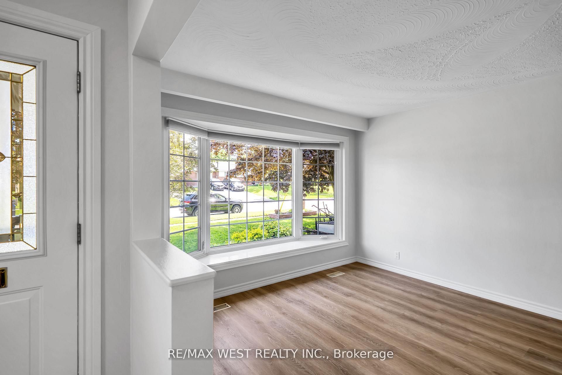 Photo 3 of 12 Athabasca Street, Oshawa, Donevan — HOMEH